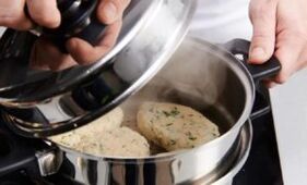 Uns poucos schnitzel cubertos